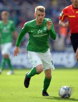 Fussball 1. Bundesliga, Saison 2011/2012: Aaron Hunt (SV Werder Bremen) Einzelaktion am Ball