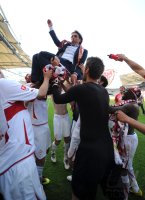 Fussball 1. Bundesliga : JUBEL nach dem Sieg (Mitte) Trainer Bruno Labbadia wird hochgeworfen