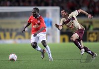 1. Fussball Bundesliga: Haruna Babangida (li, 1. FSV Mainz 05) gegen Sergio Pinto (re, Hannover 96)