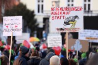 Kundgebung im Tuebinger Anlagenpark: 1200 Menschen demonstrierten gegen die einrichtungsbezogene Impfpflicht