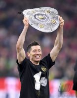 Fussball 1. Bundesliga Saison 21/22: JUBEL FC Bayern Muenchen feiert die 32. Meisterschaft