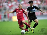 Fussball 1. Bundesliga, Saison 2011/2012:  Arjen Robben (li, FC Bayern Muenchen) gegen Heung Min Son (re, Hamburger SV)