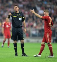 Fussball 1. Bundesliga, Saison 2011/2012:  Toni Kroos (FC Bayern Muenchen) mit Schiedsrichter Manuel Graefe