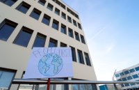 Protestplakat: People first vor dem Tuebinger biopharmazeutisches Unternehmen CureVac AG