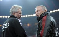 Fussball DFB Pokal 11/12 :  Trainer Benno Moehlmann (li,  FC Ingolstadt ) mit Co Trainer Hermann Gerland (re, FC Bayern Muenchen)
