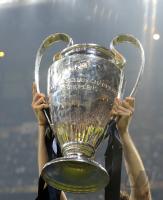 Fussball Champions League Finale: Der Pokal in Haenden