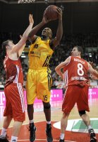 Basketball 1. Bundesliga 2011/2012:  Philipp SCHWETHELM (li, FC Bayern Muenchen) gegen Derrick Allen (Mitte, Alba Berlin) und Aleksandar NADJFEJI (FC Bayern Muenchen)