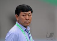 FUSSBALL INTERNATIONAL: Trainer Kim Jong Hun (Nordkorea)