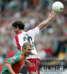 Fussball 1. Bundesliga: Bremen - Stuttgart, Zweikampf