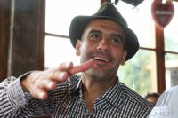 FUSSBALL 1. BUNDESLIGA 13/14:  Trainer Pep Guardiola mit Trachtenhut