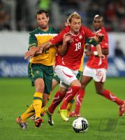 FUSSBALL NATIONALMANNSCHAFT: Lucas NEILL (li, Australien) gegen Albert BUNJAKU (re, Schweiz)