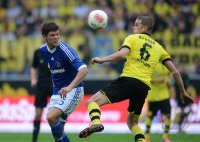 Fussball 1. Bundesliga : Klaas Jan Huntelaar (li, FC Schalke 04) gegen Sven Bender (Borussia Dortmund)