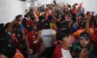 FUSSBALL WM 2014, Gruppenphase: Chile Fans stuermen das Maracana
