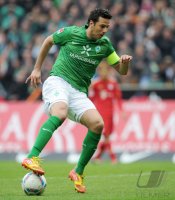 Fussball 1. Bundesliga, Saison 2011/2012: Claudio Pizarro (SV Werder Bremen) Einzelaktion am Ball