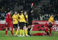 Fussball 1. Bundesliga: Dortmund - Bayern, Rot fuer SAKA