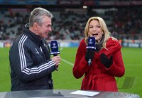 Fussball CHL&Atilde; Saison 12/13:   Trainer Jupp Heynckes (li, FC Bayern Muenchen) mit TV Moderatorin Jessica Kastrop