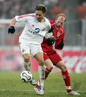 Fussball 1. Bundesliga: Koeln - Stuttgart, Zweikampf