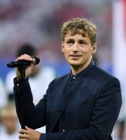 Fussball 1. Bundesliga Saison 2016/2017: Tim Bendzko singt die Nationalhymne
