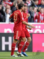 Fussball 1. Bundesliga, Saison 2011/2012:  Jubel nach dem Tor zum 1:0 Mario Gomez, Bastian Schweinsteiger (v. li., FC Bayern Muenchen)