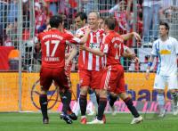 Fussball 1. Bundesliga: Mark van Bommel, Arjen Robben, Philipp Lahm  (v. li., FCB)