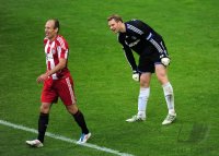 Fussball 1. Bundesliga : Torwart Manuel Neuer (re, FC Schalke 04)  mit Arjen Robben (li, FC Bayern Muenchen)