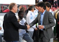 Fussball International  Testspiel: Trainer Luiz Antonio Menezes (li, Brasilien)  gibt die Hand Trainer Joachim LOEW (re, Deutschland)
