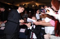 Fussball 1. Bundesliga : Philipp Lahm (FC Bayern Muenchen)  schreibt den FANS Autogramme