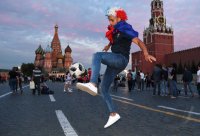 FUSSBALL WM 2018: Schmuckbild, ein franzoesischer Fan spielt Fussball auf dem Roten Platz