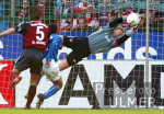 Fussball 1. Bundesliga: Bochum - Bayern, Zweikampf
