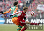 Fussball 1. Bundesliga: Bayern - Bremen, Zweikampf
