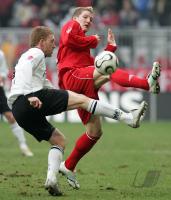 Fussball 1. Bundesliga: Bayern Muenchen - Eintracht Frankfurt, Zweikampf