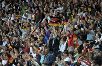 FIFA Frauen-Weltmeisterschaft 2011: Deutschland Fans auf der Tribuene mit Fahnen