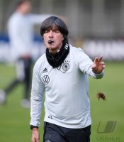 Fussball Training Deutsche Nationalmannschaft in Stuttgart: Trainer Joachim Loew (Deutschland)