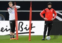 Fussball Training Deutsche Nationalmannschaft: Trainer Joachim Loew (Deutschland) und Andre Schuerrle (Deutschland)