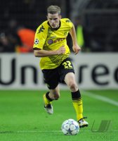 Fussball CHL  Saison 2011/2012:  Borussia Dortmund, BENDER am Ball