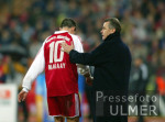 Fussball 1. Bundesliga Bayern-Stuttgart, Hitzfeld bedankt sich bei Makaay bei dessen Auswechslung