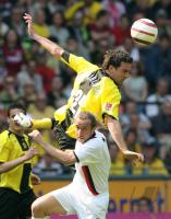 Fussball 1. Bundesliga: Dortmund - Frankfurt, Zweikampf