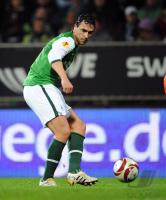 FUSSBALL, EUROPA LEAGUE GRUPPENPHASE: Bremen, ALMEIDA Einzelaktion am Ball