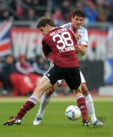Fussball 1. Bundesliga, Saison 2011/2012: Philipp Wollscheid (li, 1 FC Nuernberg) gegen Mario Gomez (FC Bayern Muenchen)