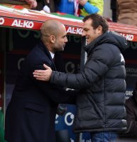 Fussball 1. Bundesliga Saison 14/15: Trainer Pep Guardiola (FC Bayern Muenchen) und Trainer Markus Weinzierl (FC Augsburg)