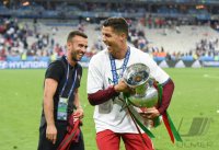 Fussball Europameisterschaft 2016 Finale: JUBEL Cristiano Ronaldo (Portugal) mit Pokal