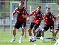 Fussball 1. Bundesliga: Ivica Olic, Rafinha , Diego Contento (v. li., FC Bayern Muenchen)