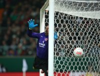 Fussball 1. Bundesliga Saison 12/13: Enttaeuschung Torwart Christian Wetklo (1. FSV Mainz 05)