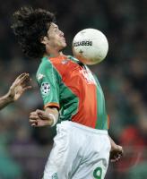 Fussball CL: Bremen, VALDEZ Einzelaktion am Ball
