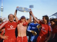 Fussball Hoeness, Lerby,  Pfaff, Eder mit Meisterschale.