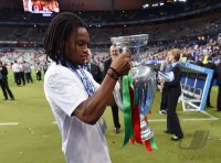 Fussball Europameisterschaft 2016 Finale: JUBEL Renato Sanches (Portugal) mit EM Pokal