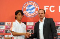 Fussball 1. Bundesliga:   Takashi Usami, Sportdirektor Christian Nerlinger (v. li., FC Bayern Muenchen)