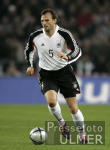 FUSSBALL  Lnderspiel Jens Nowotny (GER) am Ball