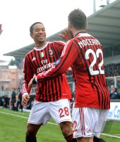 FUSSBALL SERIE A:  Urby Emanuelson (li.) mit Antonio Nocerino (AC Mailand)