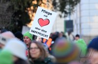 Kundgebung im Tuebinger Anlagenpark: 1200 Menschen demonstrierten gegen die einrichtungsbezogene Impfpflicht